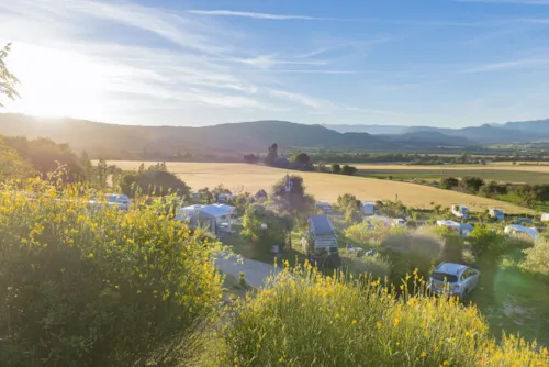 Emplacement - Emplacement Grande Nature : 100-110M², Mi-Ombre, Mi-Soleil, Magnifique Vue, Avec Électricité 10A - image n°1 - CAMPING LES BASTETS