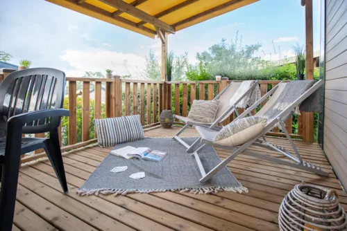 Location - Confort Climatisé 22 M² / 2 Chambres - Terrasse Couverte 9M² - image n°3 - CAMPING LES BASTETS