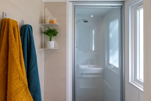 Location - Confort Climatisé 22 M² / 2 Chambres - Terrasse Couverte 9M² - image n°7 - CAMPING LES BASTETS