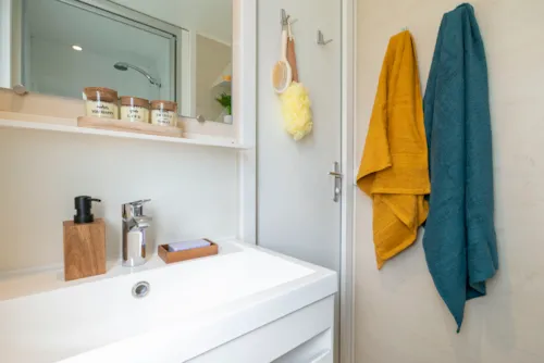 Location - Confort Climatisé 22 M² / 2 Chambres - Terrasse Couverte 9M² - image n°8 - CAMPING LES BASTETS