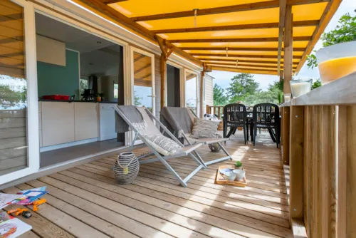 Location - Grand Confort Climatisé 28 M² / 2 Chambres - Terrasse Couverte 15M² - image n°3 - CAMPING LES BASTETS