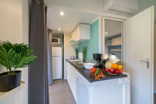 Location - Grand Confort Climatisé 28 M² / 2 Chambres - Terrasse Couverte 15M² - image n°4 - CAMPING LES BASTETS