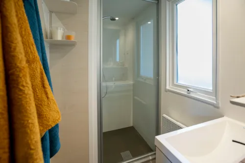 Location - Grand Confort Climatisé 28 M² / 2 Chambres - Terrasse Couverte 15M² - image n°7 - CAMPING LES BASTETS