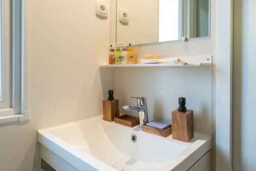 Location - Grand Confort Climatisé 28 M² / 2 Chambres - Terrasse Couverte 15M² - image n°8 - CAMPING LES BASTETS
