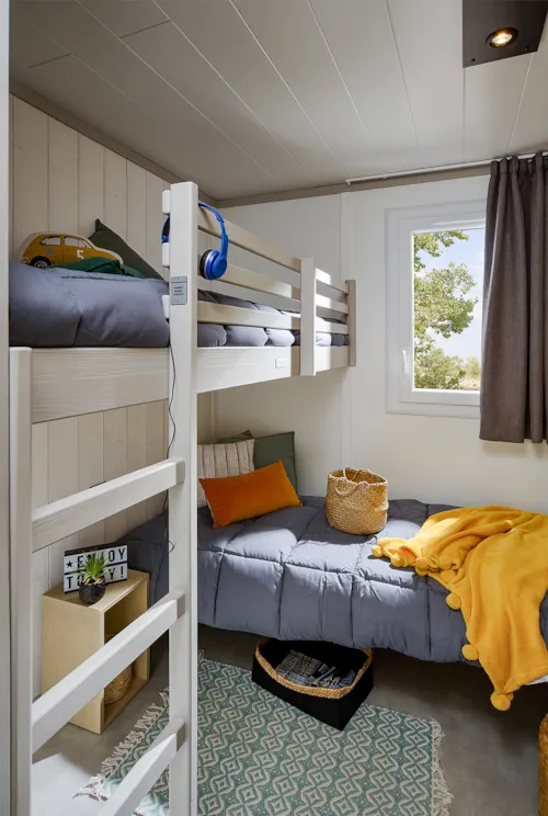Accommodation - Premium Air Conditioning With Spa 38 M² / 2 Bedrooms - image n°6 - CAMPING LES BASTETS