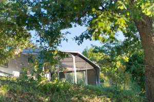 Emplacement - Emplacement Nature : 60 à 80m², électricité 10A - CAMPING LES BASTETS