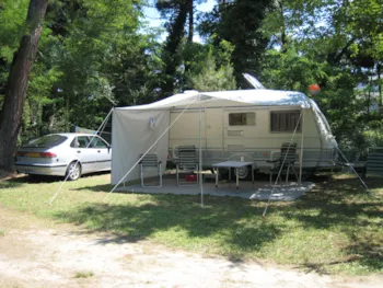 Stellplatz - Stellplatz Standard Wohnwagen < 6,50 Mt. + Auto + Strom 4 A - Camping Piomboni SRL