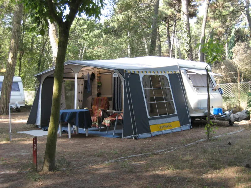 Emplacement Plus Pour Caravane + Voiture  (Electricité 6A Comprise)