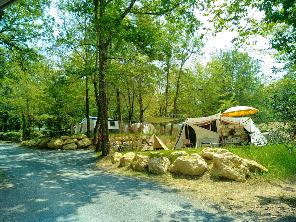 Emplacement - Emplacement De Camping , 2 Personnes Comprises, Superficie Moyenne 100M² - Camping Le Vézère Périgord