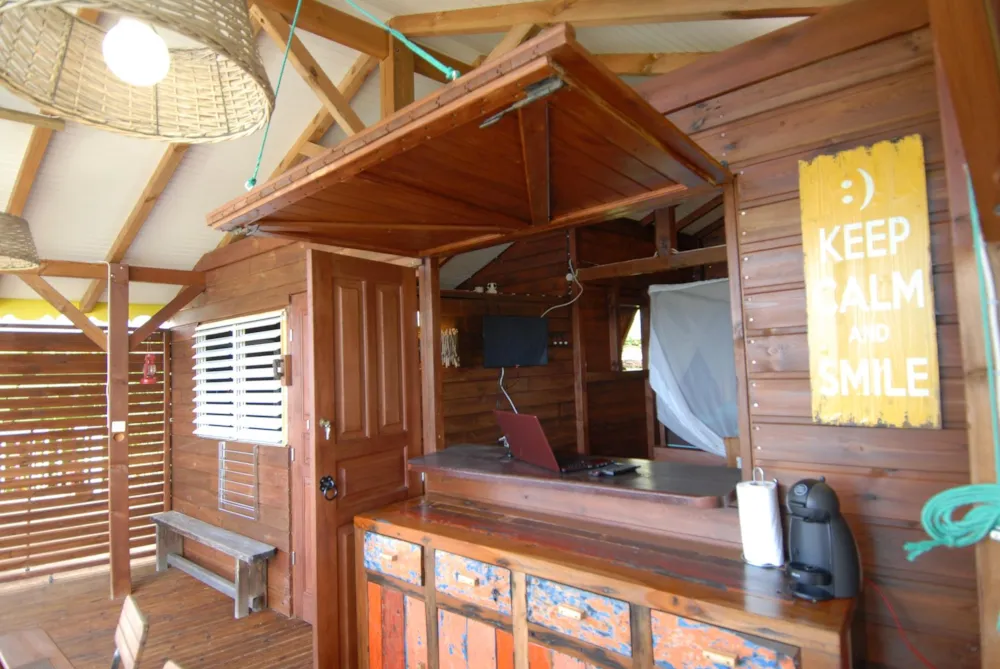 Attention cette location se situe dans les Antilles sur l'Ile de la Guadeloupe ou notre camping vous propose Kay Maren, le bungalow en bois avec sa vue epoustouflante sur la mer des Caraïbes