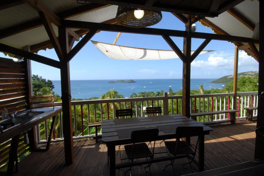 Attention cette location se situe dans les Antilles sur l'Ile de la Guadeloupe ou notre camping vous propose Kay Maren, le bungalow en bois avec sa vue epoustouflante sur la mer des Caraïbes < 7 nuits