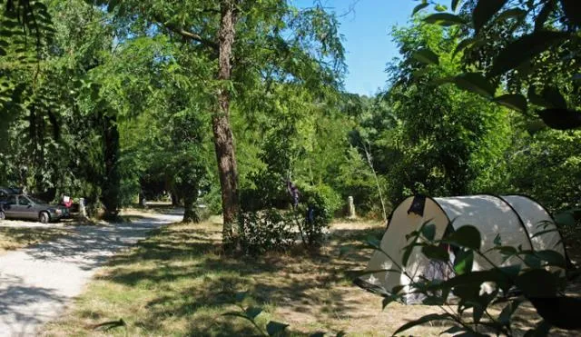 Emplacement - Forfait Standard : Emplacement + 1 Voiture + Caravane/Tente/Camping-Car - CAMPING DES TUNNELS
