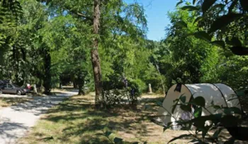 Stellplatz - Pauschale: Stellplatz + 1 Fahrzeug + 1 Wohnwagen/Wohnmobil/Zelt - CAMPING DES TUNNELS
