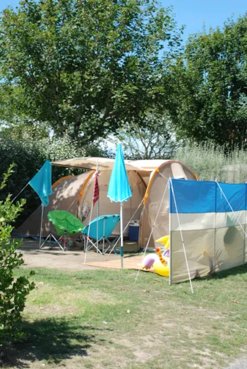 Stellplatz - Stellplatz Nature 60M² For Little Tent Without Water Tap Near City Park - Camping les Embruns