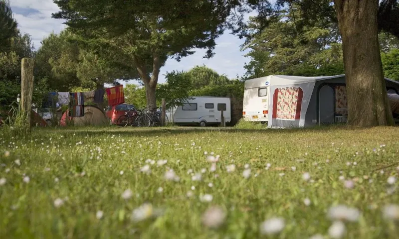 Emplacement Access / 1 Véhicule / Électricité / Eau + Eaux Usées