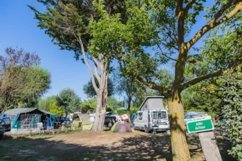Stellplatz - Stellplatz Confort / 1 Auto / Strom / Fließwasser + Abwasseranschluss / Ausrüstung - Camping Eden Villages L'Océan & Spa