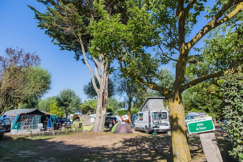 Emplacement Confort / 1 véhicule / électricité / eau + eaux usées / équipement