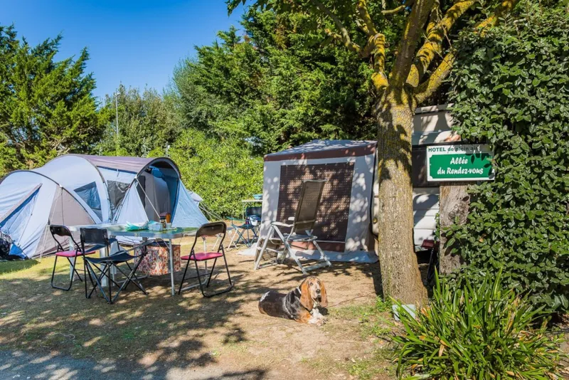 Emplacement Access / 1 Véhicule / Électricité / Eau + Eaux Usées