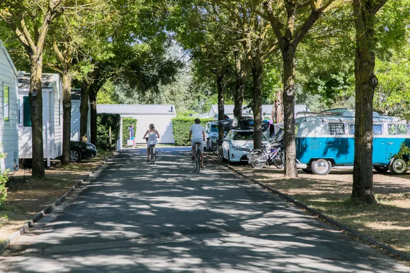 Emplacement Access / 1 Vehicule / Électricité / Eau