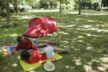 Stellplatz - Pauschale B : Stellplatz + Auto + Strom  10 Amp - Capfun - Camping de L'Eve****