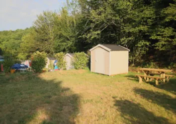 Stellplatz - Stellplatz Confort + Strom + Hütte - Camping Eden Villages Les Truffières de Dordogne