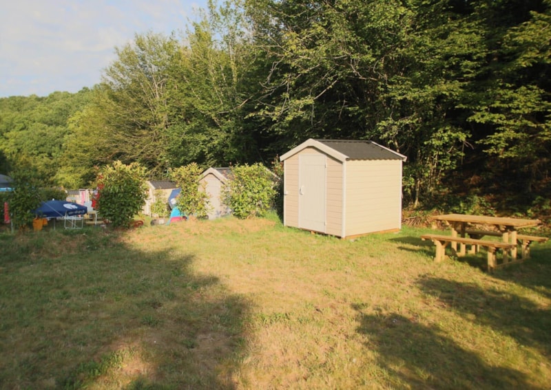 Stellplatz Confort + Strom + Hütte