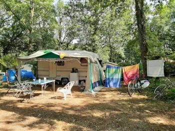 Stellplatz - Stellplatz Access - Zelt + Van + Strom - Camping Eden Villages Les Truffières de Dordogne