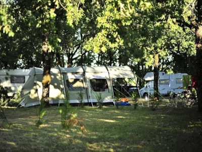 Pitch tent/caravan or camping-car