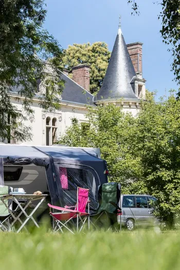 Stellplatz - Stellplatz Camping Strom 10A - Castel Camping Domaine de la Ville Huchet