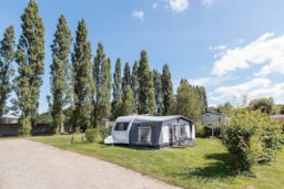 Kampeerplaats(en) - Kampeerplatz Camping Elektriciteit 10A + Water + Afgevoerd - Camping Domaine de la Ville Huchet