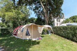 Kampeerplaats(en) - Kampeerplatz Camping Confort Elektriciteit 16A - Camping Domaine de la Ville Huchet