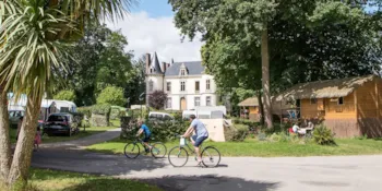 Castel Camping Domaine de la Ville Huchet - Ucamping