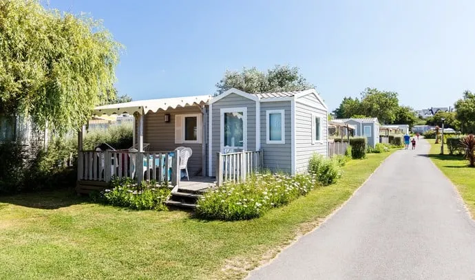 Mietunterkunft - Mobilheim Classic  - 24 M² - 2 Schlafzimmer- Erhöhte Terrasse - Camping Marvilla Parks - Domaine de Ker'Ys