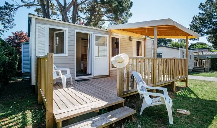 Mietunterkunft - Mobilheim Classic  - 24 M² - 2 Schlafzimmer- Erhöhte Terrasse - Camping Marvilla Parks - Domaine de Ker'Ys