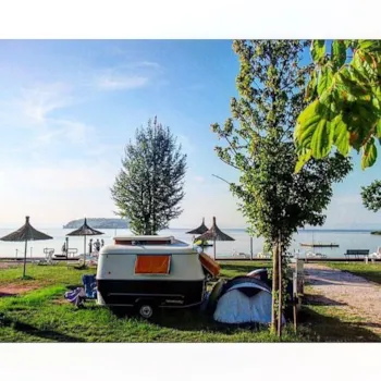 Stellplatz - Stellplatz Wohnwagen - Camping Village Punta Navaccia