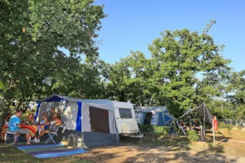 Stellplatz - Confort-Stellplatzpaket - Camping Les Reflets du Quercy