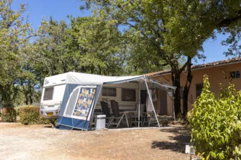 Stellplatz - Confort-Stellplatzpaket - Camping Les Reflets du Quercy