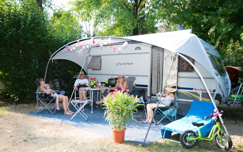 Emplacement Nu Avec Électricité 10A Pour 1 Véhicule + Tente/Caravane Ou Camping-Car