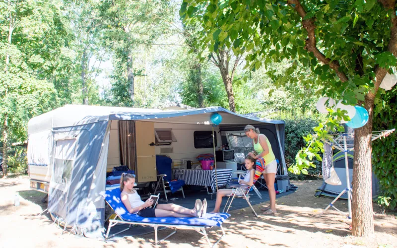 Emplacement Nu Avec Électricité 10A Pour 1 Véhicule + Tente/Caravane Ou Camping-Car
