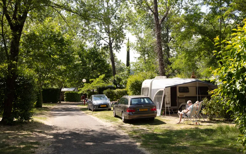 Emplacement Nu Avec Électricité 10A Pour 1 Véhicule + Tente/Caravane Ou Camping-Car