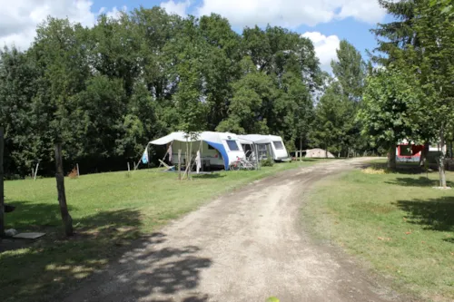 Stellplatz - Pauschalangebot Für Radfahrer Oder Wanderer: 1 Zelt (Ohne Stromanschluss Und Ohne Kraftfahrzeug) - image n°2 - Camping les Charmilles