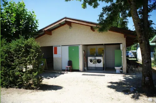 Stellplatz - Pauschalpreis: Stellplatz/1 Auto/Zelt Oder Wohnwagen Oder Wohnmobil, Stromanschluss 10 A - image n°5 - Camping les Charmilles