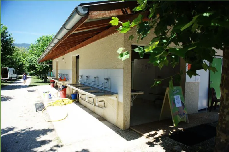 Forfait : Emplacement / 1 Voiture / Tente Ou Caravane / Électricité 10A