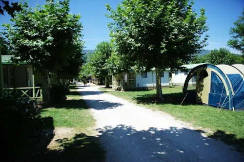 Stellplatz - Pauschalangebot Für Radfahrer Oder Wanderer: 1 Zelt (Ohne Stromanschluss Und Ohne Kraftfahrzeug) - image n°1 - Camping les Charmilles