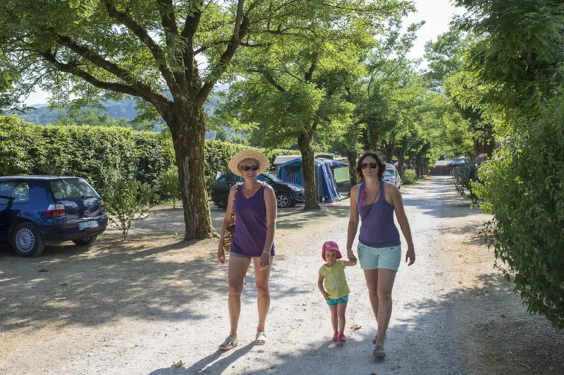 Forfait : Emplacement / 1 Voiture / Tente Ou Caravane / Électricité 10A