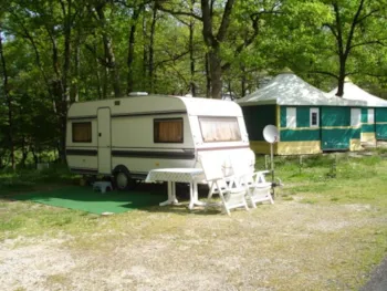 Stellplatz - Stellplatz Inkl. 2 Personen, 1 Fahrzeug Ohne Strom - Camping LA GARENNE
