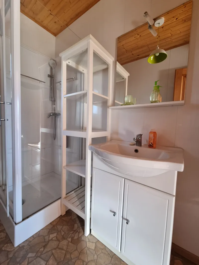 15 Chalet Les  Pivoines 40M² + Télévison + Terrasse Couverte+ Lave Vaisselle