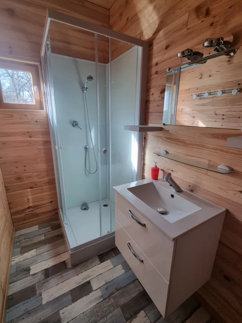 74 Chalet   Les Bleuets  40M²  Terrasse  Couverte + Télévision + Lave Vaisselle