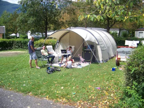 Kampeerplaats(en) - Privilege Formule (1 Tent, Caravan Of Camper / 1 Auto / Elektriciteit 10A ) + Wateraansluiting En Afvoer - image n°2 - Camping du Lac de Carouge