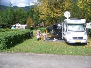 Emplacement - Forfait Grand Confort (Auto+Zelt oder Wohnwagen Strom 10A + Wasser) - Camping du Lac de Carouge